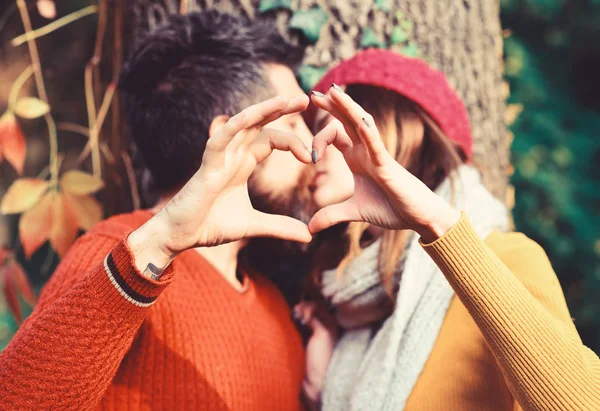 Casal apaixonado mostra sinal de coração com os dedos. — Fotografia de Stock