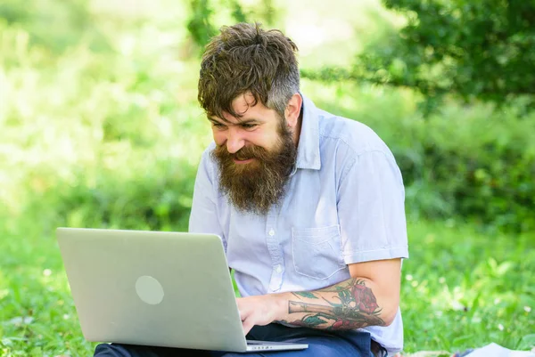 Blogcu doğadan ilham alıyor. Laptoplu sakallı bir adam çayır doğasında oturuyor. İlham veren doğa ortamı arayan bir yazar. Blog yazma ilhamı. İlham arıyorum.