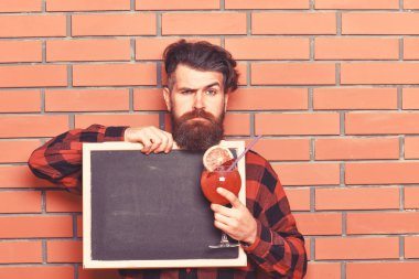 Bar menü kavramı. Barmen sakal ve yüz buruşturma yüz