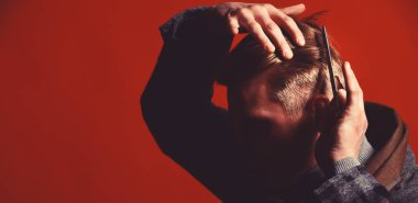 Vintage tarzı onun saç tarama adam. Takım elbiseli berber