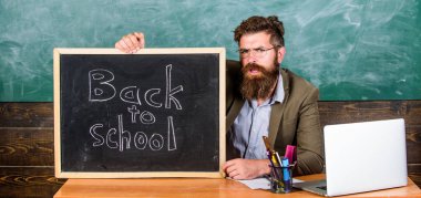 Tekrar hoş geldiniz. Öğretmen eğitim kurumu girmek için yeni öğrenciler ağırlamaktadır. Eylül ayında yeni öğretim yılı başlıyor. Öğretmen ya da okul asıl memnuniyetle blackboard yazıt ile okula geri