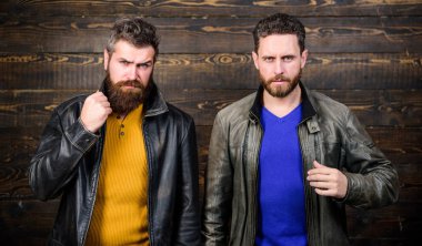 Vahşi erkek deri ceket giymek. Deri moda erkek giyim. Yakışıklı şık ve serin. Acımasız deri giysili emin hissediyorum. Erkekler acımasız sakallı hippi moda siyah deri ceket içinde poz