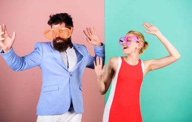 Mutlu çift parti gözlük. İki aşık. İlişkiler. Yaz