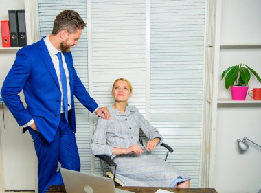 Yasak ilişkiler. İş yerinde cinsel taciz. Takipçiyi tanıdın mı? Flört ya da cinsel taciz tanıma ve rapor etme. Zehirli iş ortamı. Tacizi tanımlamak. Daha fazla güvenlik ve güven yarat