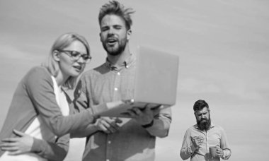 Açık güneşli bir gün, gökyüzü arka plan iş arkadaşları laptop. Son Tarih kavramı. Arkadaşlar temiz havanın tadını ve çalışmaya devam. Meslektaşları ile dizüstü planı tartışıyor. Temiz hava zihin yenilemek için yardımcı olur