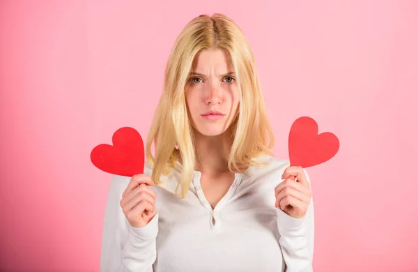 Mädchen halten Herz Liebessymbol über rosa Hintergrund. Valentinstag-Konzept. wie man sich am Valentinstag weniger einsam fühlt. Singledasein in Valentinsproblemen. Wie man die Einsamkeit des Valentinstages bekämpft — Stockfoto