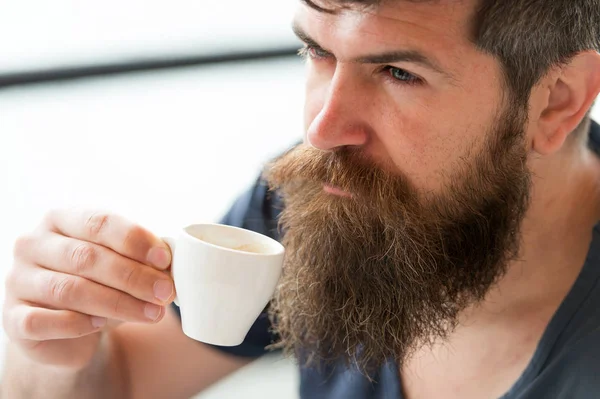 Desfrute de bebida quente. Homem com barba, bigode e café. Um tipo barbudo a relaxar no terraço do café. Um tipo a relaxar com café expresso. Conceito de pausa para café. Hipster beber café ao ar livre — Fotografia de Stock