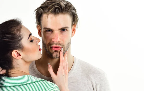 Concepto de sentimientos románticos. Pareja romántica en el amor abrazo. Hombre guapo sin afeitar y chica guapa enamorada. Hombre y mujer pareja en amor abrazo o abrazo sobre fondo blanco. Día de San Valentín y amor — Foto de Stock