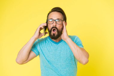 Cep telefonu fırsatları için heyecanlanan bir adam. Hippi neşeli akıllı telefon kullanımı. Modern akıllı telefonun mutlu kullanıcısı. Modern akıllı telefonla iletişimde kal. Çevrimiçi topluluğa katıl. Kullanıcı dostu kavram