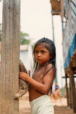 Tembellik köyde satan kız çocuk