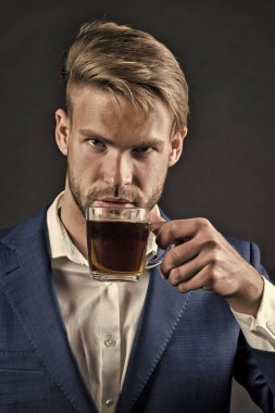 Erkek işadamı bir fincan kahve içer.