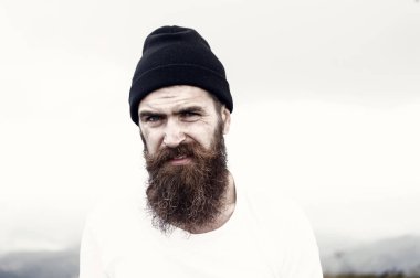 Uzun sakal saç, bıyık sakallı yüzü üzerinde olan adam