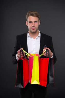 Meşgul insanlar online hizmet için teşekkür ederiz. Online alışveriş. Teslimat satın. İşadamı kullanımı alışveriş uygulaması. Adam alışveriş torbaları koyu arka plan taşır. Alışveriş online başarılı iş adamı