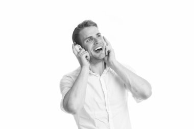 En sevdiğin radyo kanalı. Smartphone ve şarkı Kulaklık dinleme en sevdiğim şarkı dostum. Adam zevk dinleme müzik radyo istasyonu izole beyaz arka plan. Adam kulaklıklar radyo istasyonu dinlemek