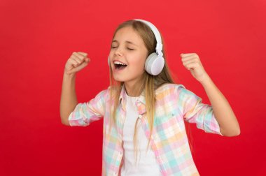 Şarkı kulaklık dinle küçük kız. Online radyo istasyonu Kanal. Kız çocuğu dinle müzik modern kulaklıklar. Müzik hesap abone ücreti almak. Müzik konsepti tadını çıkarın. Müzik her zaman benimle. Boş zaman kavramı