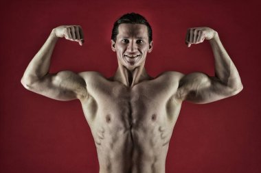 Kendinizi geliştirmek. Kas atlet stand güvenle dostum. Çekici adam kas göğüs. Mükemmel şekli gurur duyuyorum. Kaslı vücut geliştirmeci kavramı. Sağlıklı ve güçlü. Maço kas gövde ile yakışıklı