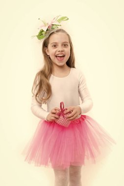 Çocuk mutlu gülümseme ile üzerine beyaz izole pembe kalp