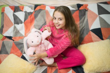 Günaydın. Uluslararası Çocuk günü. Pijama partisi. İyi geceler. Çocukluk mutluluk. Küçük kız çocuk uyku için hazır. Dinlenmek için zaman. Mutlu kız yatak odasında. İşte buradayım