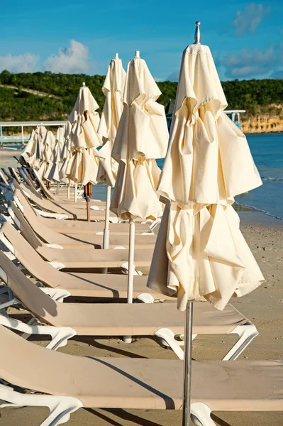 Lits et parasols sur la plage tropicale à st johns, antigua — Photo