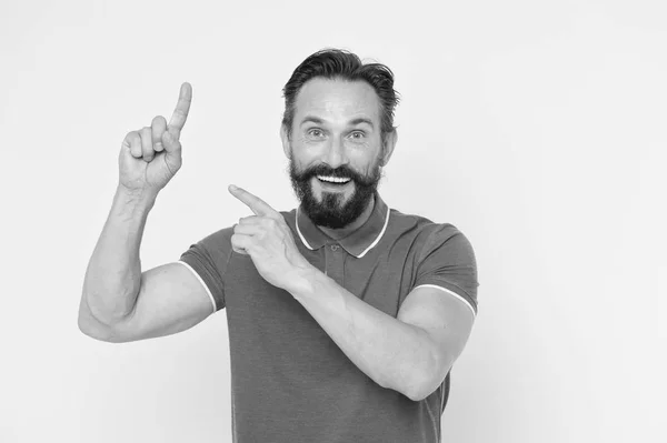 Señalando la dirección. Hombre señalando dedos índice fondo amarillo. El tipo barba y bigote muestra la dirección. Mira ese anuncio. Hombre barbudo alegre idea fresca. Compruébalo — Foto de Stock