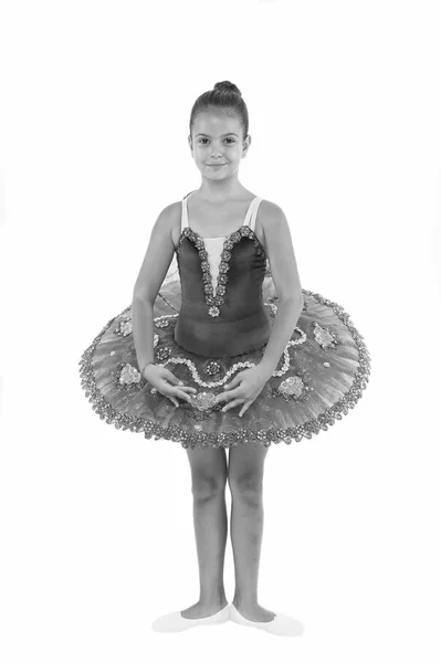 Pequeña bailarina en tutú azul. Niño adorable en posición de ballet clásico. Baile infantil, desarrollo físico. Bailarina pequeña toma clases de baile. Desarrollo y aprendizaje. Disfruta bailando —  Fotos de Stock