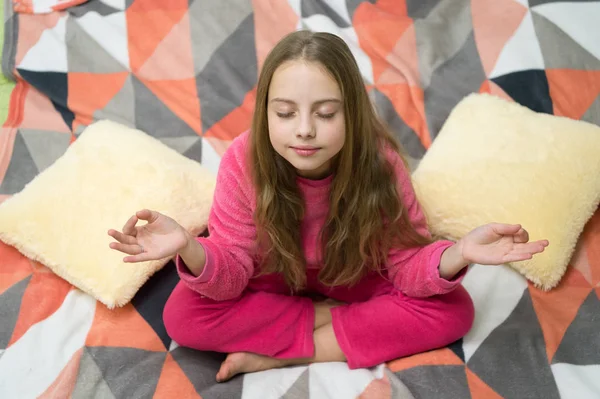 Niña pequeña lista para dormir. Es hora de relajarse. Felicidad infantil. Buenos días. Día internacional de los niños. Niña feliz en el dormitorio. Fiesta de pijamas. Buenas noches. Buenos días, cariño. yoga — Foto de Stock