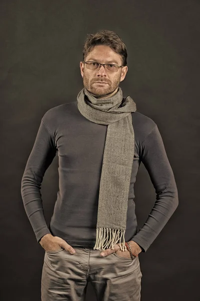 Geschäftsmann in Schal und Pullover mit Händen in den Taschen — Stockfoto
