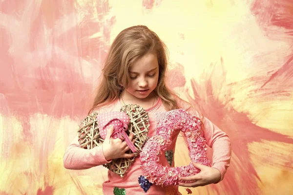 Menina pequena com coração de amor . — Fotografia de Stock