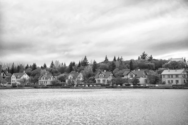 Σκανδιναβική πόλη των νερών επιφάνεια λιμνών. Ή λίμνη φύση περιβάλλον προορισμού. Λίμνη περιβάλλεται πολλά χρωματιστά παλιά σπίτια. Tjornin λίμνη υπέροχη δημοφιλής προορισμός για οικογένειες: Ρέικιαβικ — Φωτογραφία Αρχείου