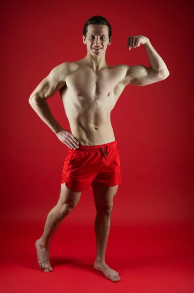 Привлекательный парень с мускулистой грудью. Горжусь отличной формой. Концепция мышечного культуриста. Здоровый и сильный. Мачо красивый с мускулистым туловищем. Поправляйся. Мускулистый спортсмен уверенно стоит — стоковое фото