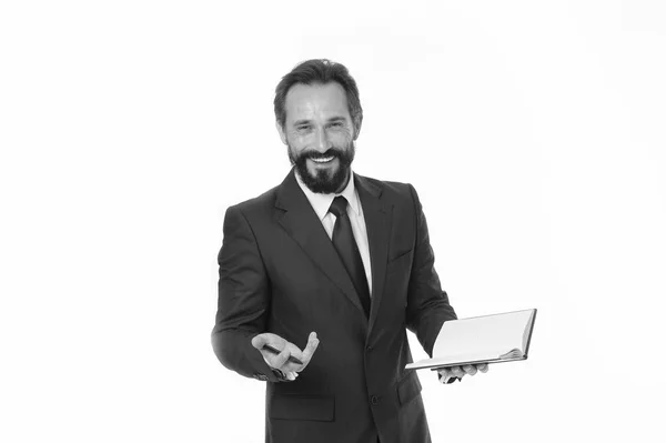 Un hombre de negocios inspirado. Sonríe feliz con un cuaderno. Empresario con estilo elegante. Hombre barbudo y guapo. Soluciones inspiradas. Puedes si crees que puedes. — Foto de Stock