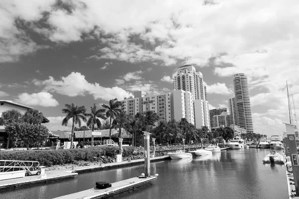 Luxus hajók és a hajó dokkolt a Miami South Beach Marina. Éri el az élet fogalma — Stock Fotó