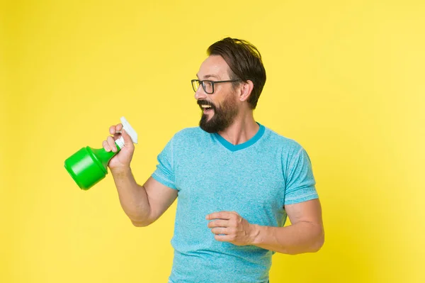 El hombre barbudo con anteojos refresca el agua de aspersión. Refrescar hombre con aerosol botella de fondo amarillo. Es hora de refrescarse. Temporada de calor. Caliente y sediento. En guardia de frescura. Refrescar concepto —  Fotos de Stock