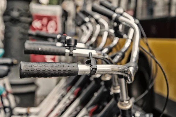 Велосипед кермі або металеві кермові колеса в рядку в Берліні — стокове фото