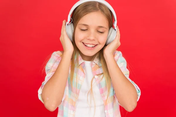 Dziecko dziewczynka słuchać muzyki nowoczesne słuchawki. Pobierz muzyka subskrypcję konta. Ciesz się koncepcja muzyki. Muzyka zawsze ze mną. Mała dziewczynka słuchać piosenki słuchawki. Kanał stacji radiowych online. Koncepcja wypoczynek — Zdjęcie stockowe