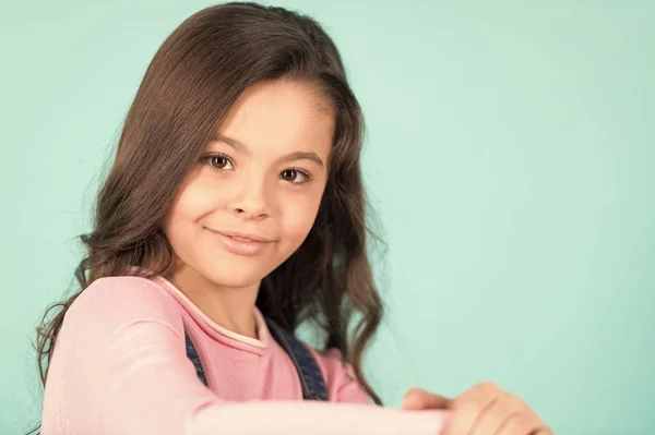 Criança sorrindo com cabelos longos morena, penteado — Fotografia de Stock