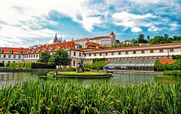 Panorama do castelo com fonte da lagoa em Praga, República Checa — Fotografia de Stock