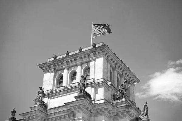 欧洲联盟的旗帜在风中挥舞着著名的德国国会大厦德国联邦议院, 在晴朗的日子, 蓝天白云, 中央柏林米特区 — 图库照片