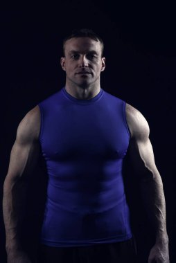 kas vücut eğitim salonunda yakışıklı vücut geliştirmeci adamla