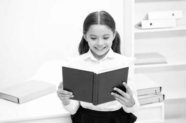 Heyecan verici edebiyat kavramı. Kız çocuk kitap standı beyaz iç okuyun. Kız öğrenci eğitim ders kitabı. Çocuk kız okul üniforması mutlu yüz kitap okuyun. Bilgi hakkında heyecanlı. Böyle ilginç konu