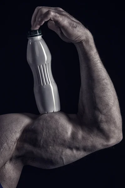 Mannenhand van gespierde man met de biceps, triceps, drank fles — Stockfoto