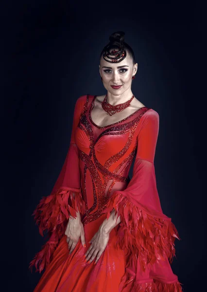 Tävlingsdansare kvinna i röd klänning på mörk bakgrund — Stockfoto