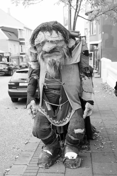 Reykjavik, Island - 12 oktober 2017: rolig trollfigur på gatan. En ful trollfigur. Rolig och ful på samma gång — Stockfoto