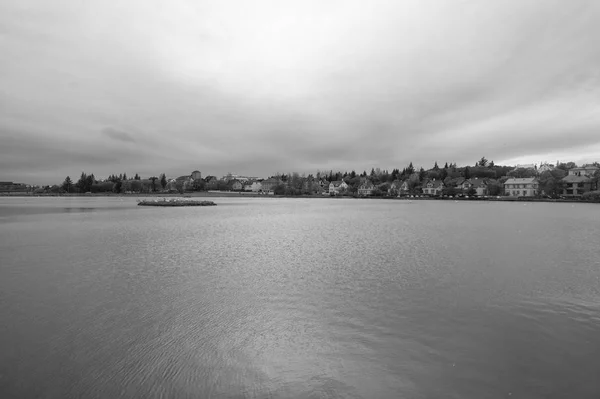 Tjornin pond great place popular destination for families Reykjavik. Water surface pond scandinavian city. Pond or lake nature environment destination. Pond surrounded numerous coloured old houses — Stock Photo, Image