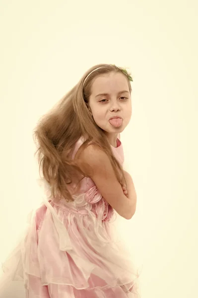 Menina criança provocar e mostrar a língua — Fotografia de Stock
