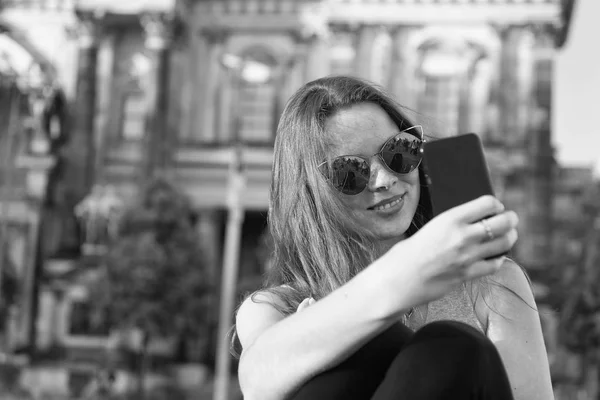 Ragazza fare foto selfie su smartphone in germania vicino alla cattedrale di Berlino. vita moderna ragazza con smartphone. berlin cattedrale luogo di destinazione per i turisti. Adoro i selfie. catturare momenti luminosi. — Foto Stock