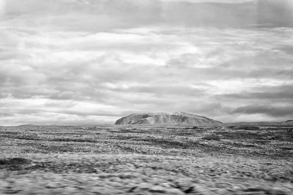 Liggande vy med gräsplan i reykjavik, Island. höstlandskap på molnig himmel. väder och klimat. natur och ekologi. högt berg i reykjavik, Island. Plain thingvellir. — Stockfoto