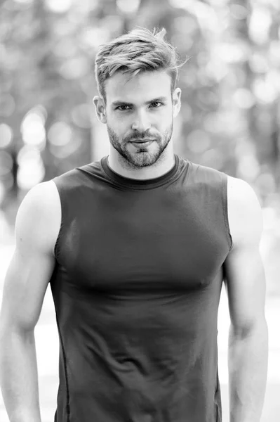 Fiers d'être forts. Tenue sportive homme semble confiant en plein air arrière-plan nature. Guy barbu corps musculaire fier de sa forme. Sportsman profiter de son corps musclé fier de lui-même — Photo