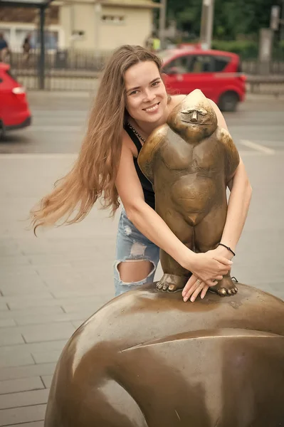 Γυναίκα χαμόγελο σε χάλκινο αρσενικό άγαλμα στο Wroclaw, Πολωνία — Φωτογραφία Αρχείου