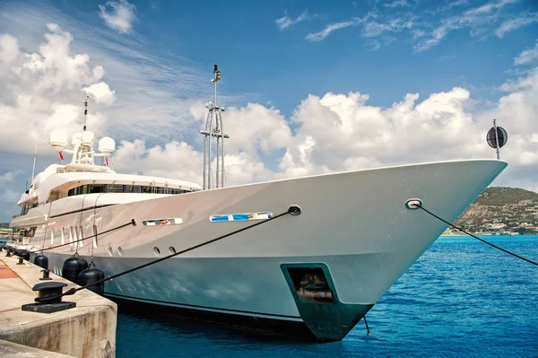 Jacht łódź na molo w mieście Philipsburg, St. Maarten — Zdjęcie stockowe